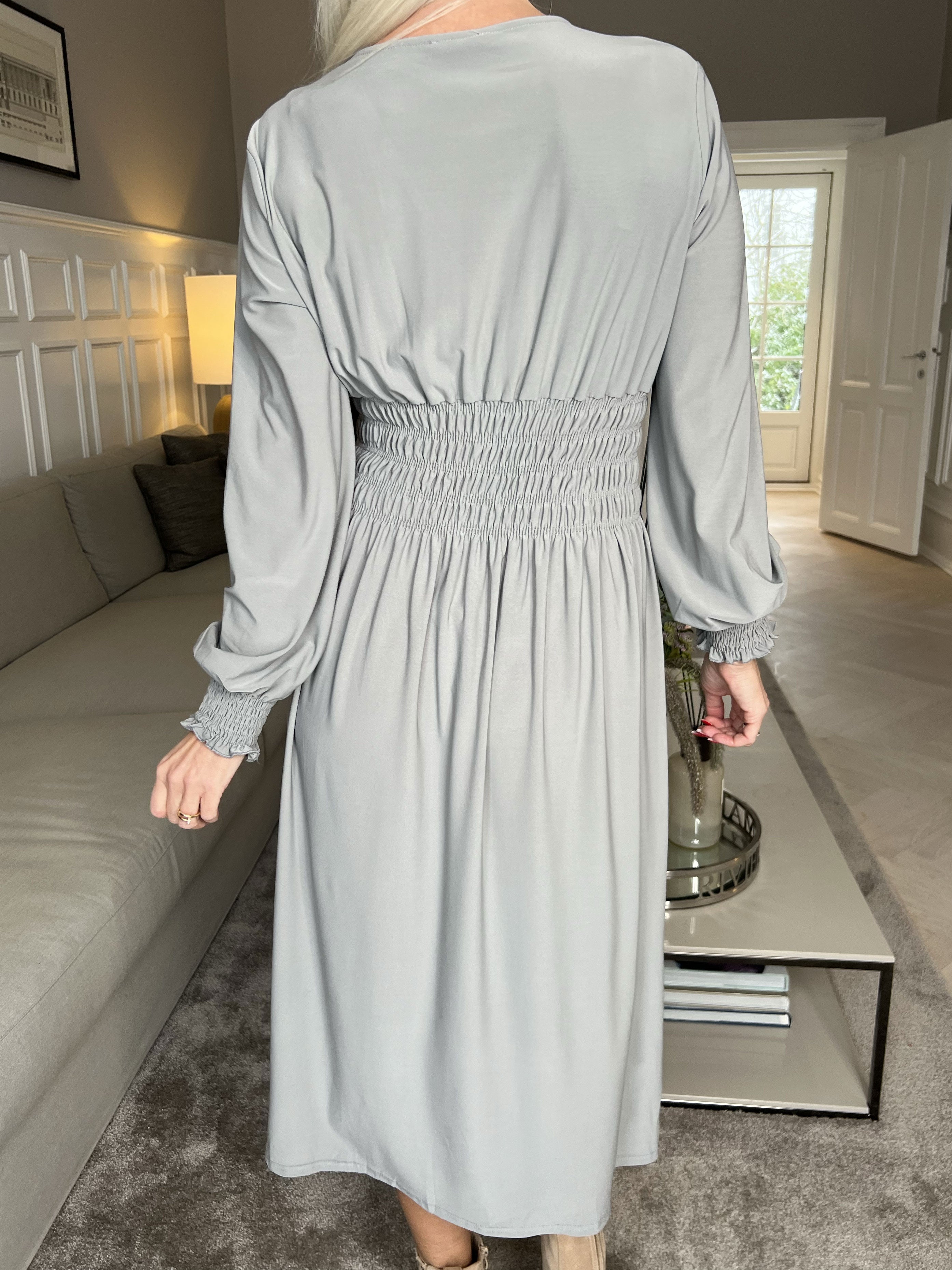 Pams Plain Midi L/S - Elastisk kjole med smock og lange ærmer